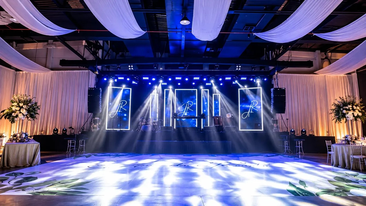 Iluminación profesional en salón de eventos · Truca Eventos