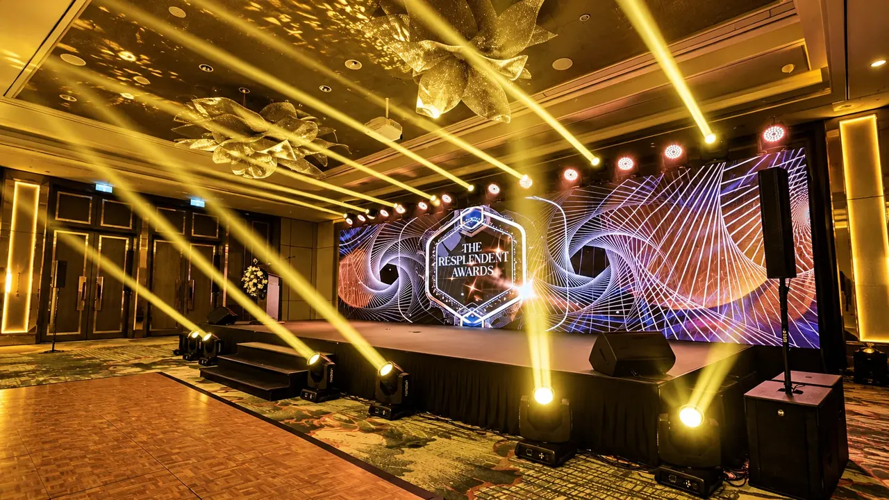 Escenario con iluminación y montaje profesional · Truca Eventos